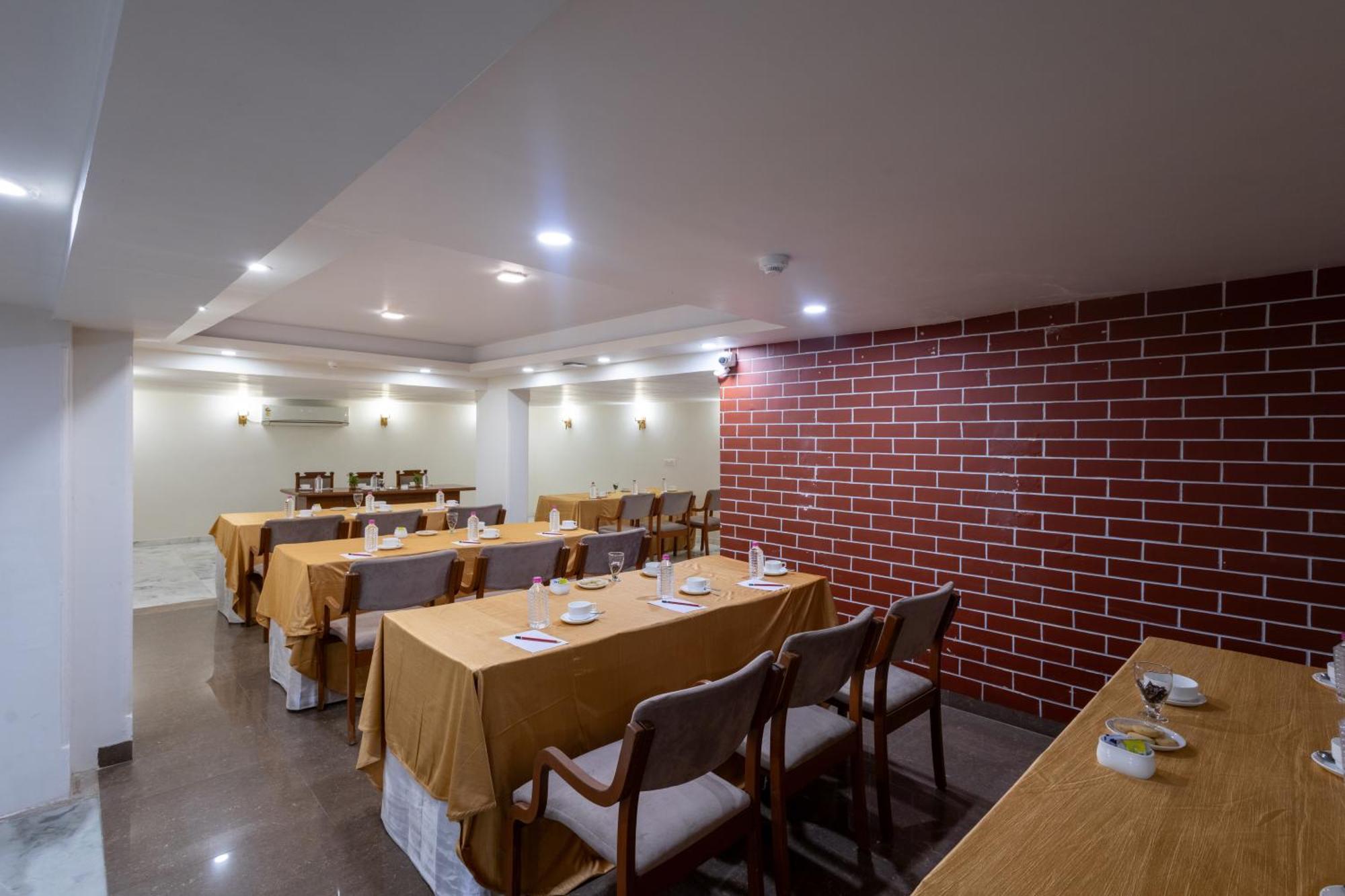 Alba Premier, Vadodara Exterior photo