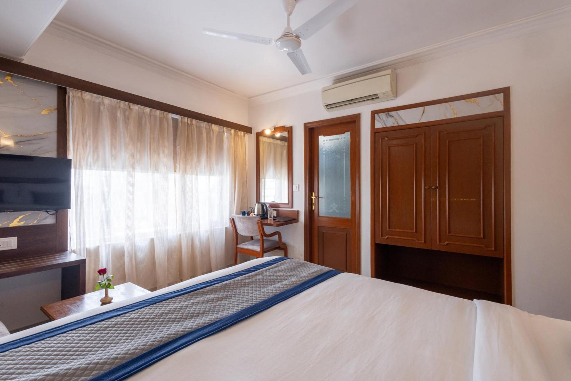 Alba Premier, Vadodara Exterior photo